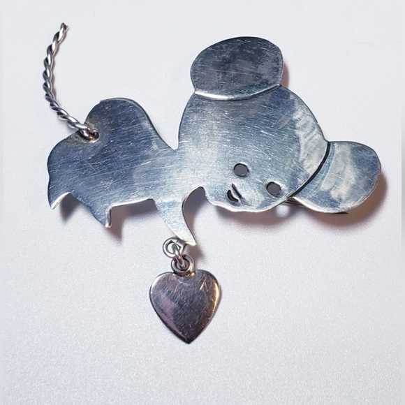 Vintage Sterling Silver Handmade 3D Mouse Holding Heart Brooch Pin. - Picture 2 of 4